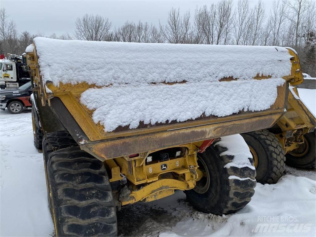 John Deere 460E Dumpperit