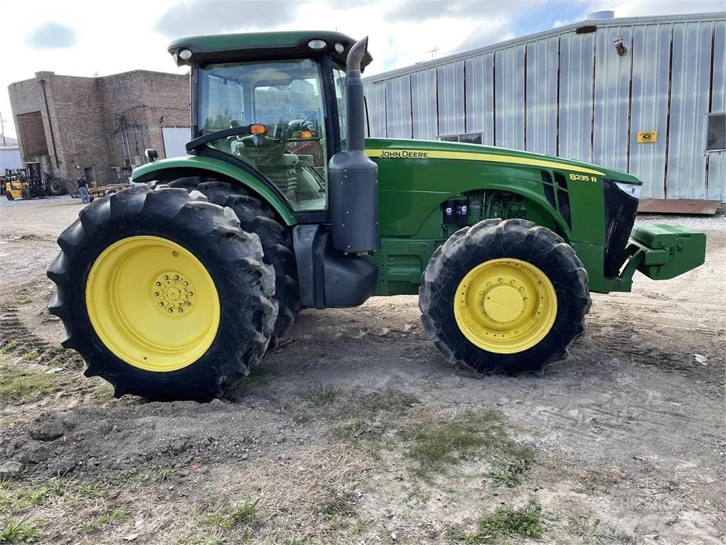 John Deere 8235R Traktorit