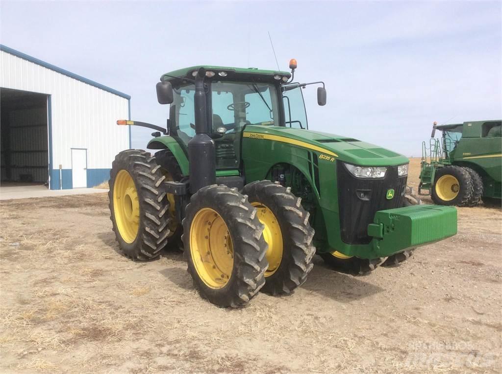 John Deere 8235R Traktorit