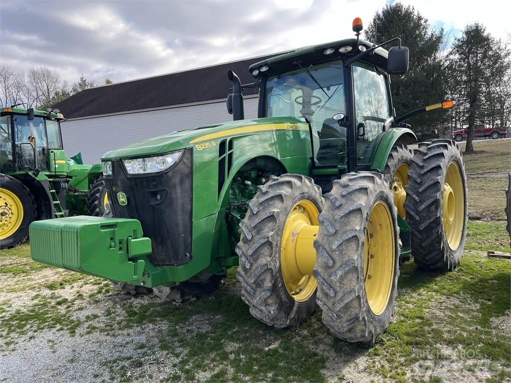 John Deere 8235R Traktorit