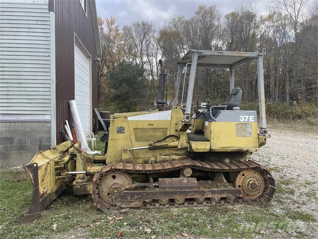 Komatsu D37E-5 Telaketjupuskutraktorit