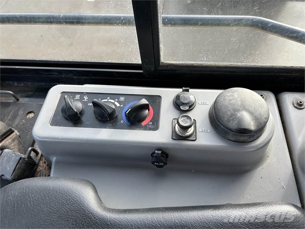 Komatsu D39PX-24 Telaketjupuskutraktorit