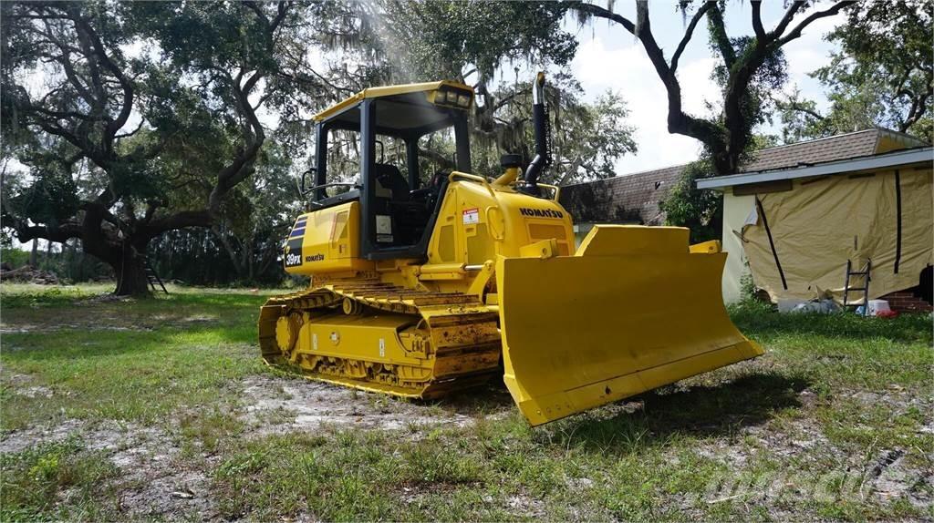 Komatsu D39PX-24 Telaketjupuskutraktorit