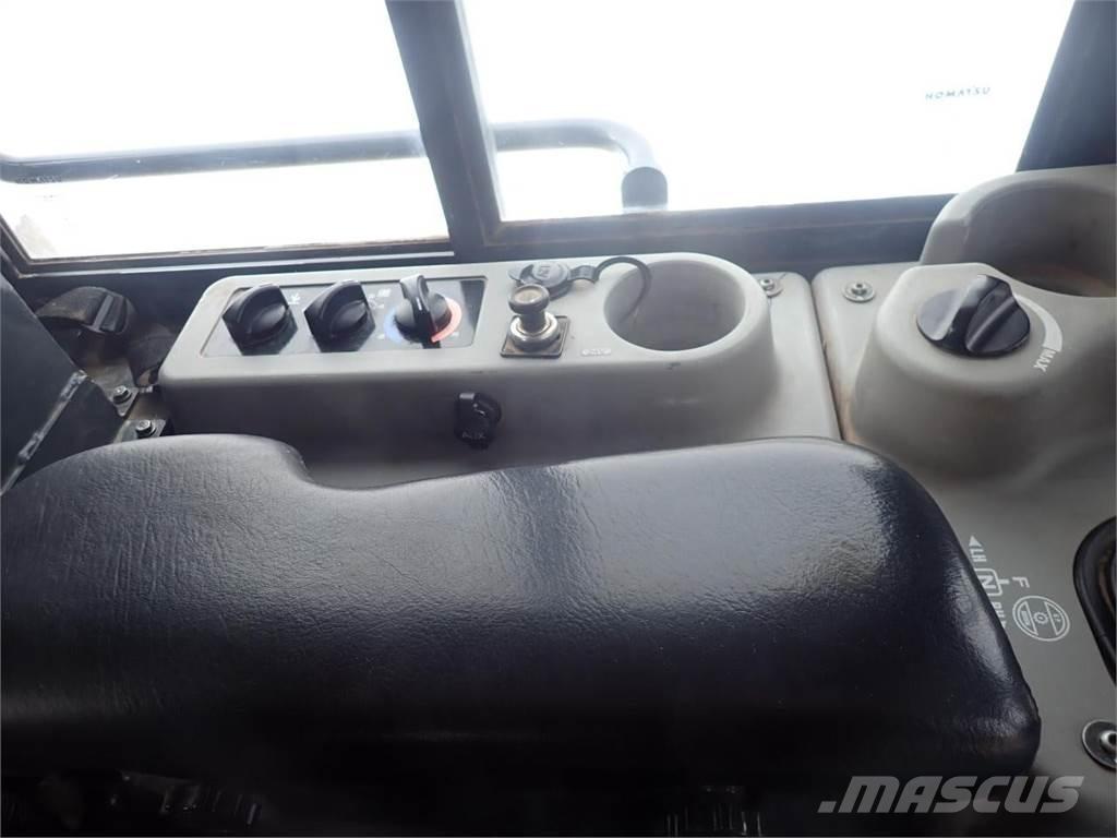 Komatsu D61PXi-24 Telaketjupuskutraktorit
