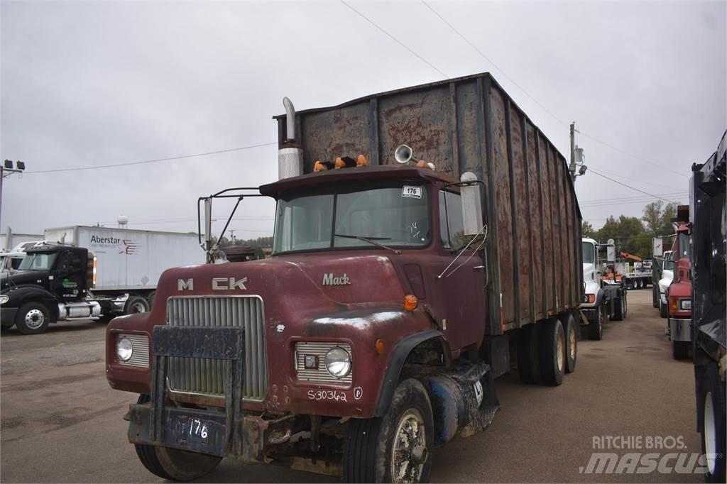 Mack DM685S Nosturiautot
