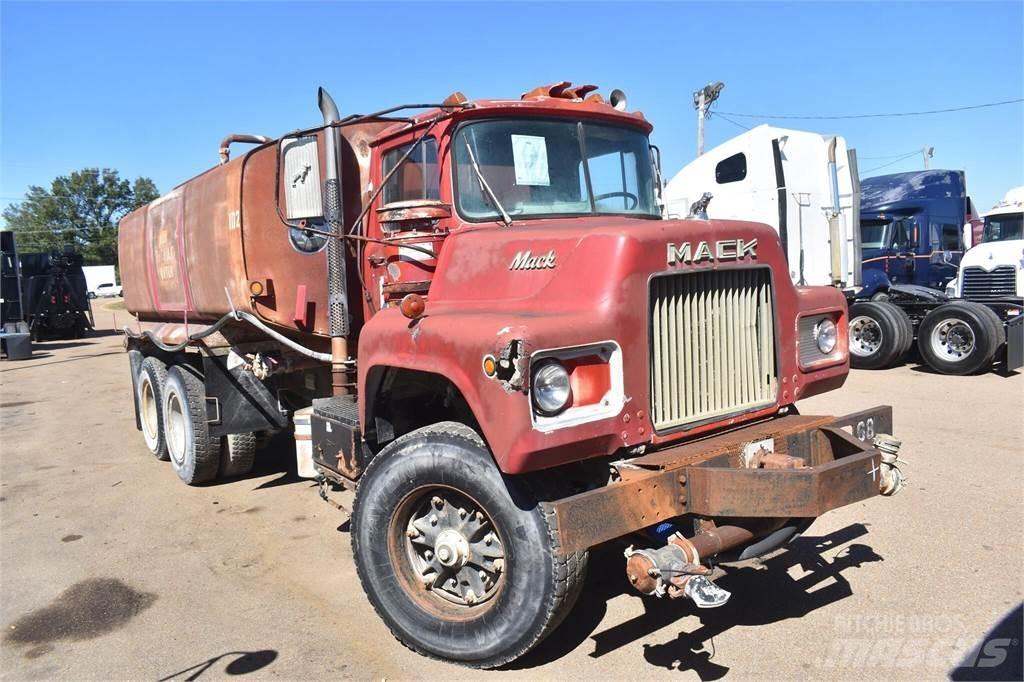 Mack DM685S Säiliöautot
