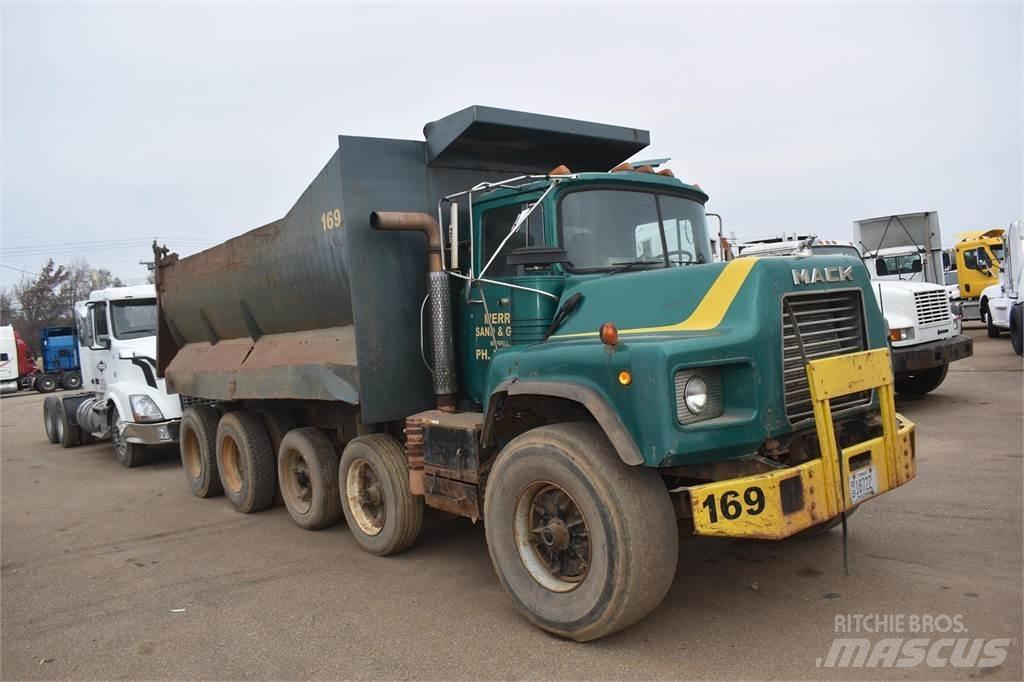 Mack DM688 Sora- ja kippiautot