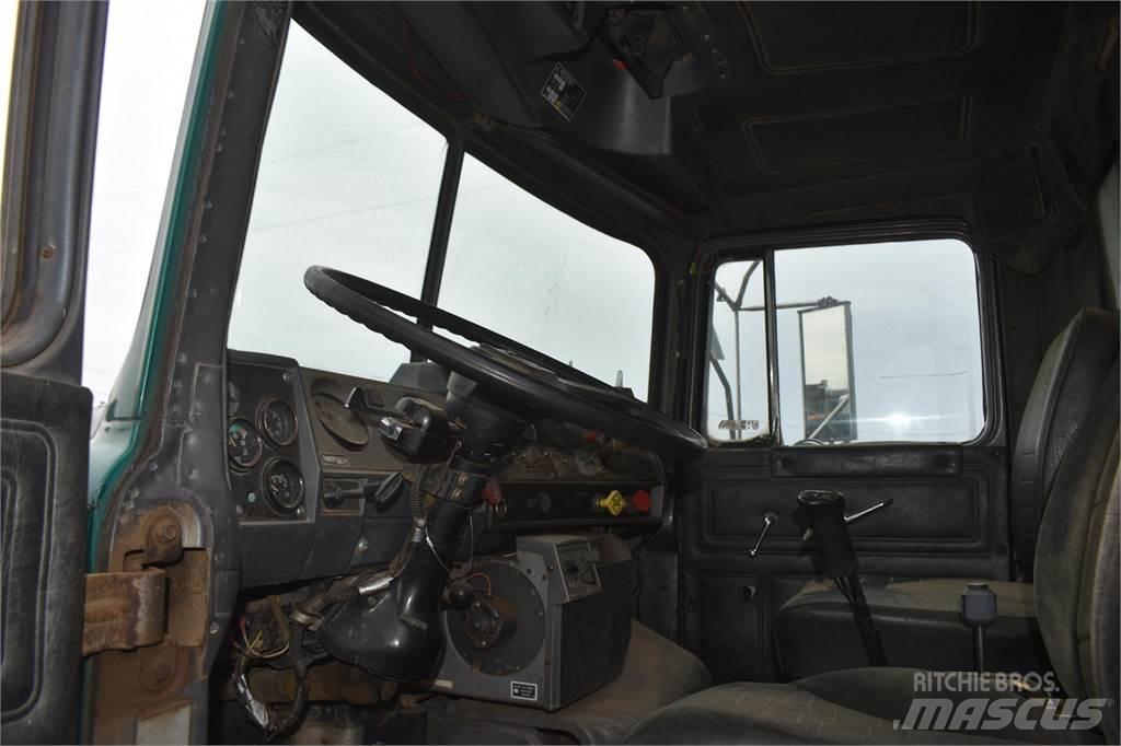 Mack DM688 Sora- ja kippiautot