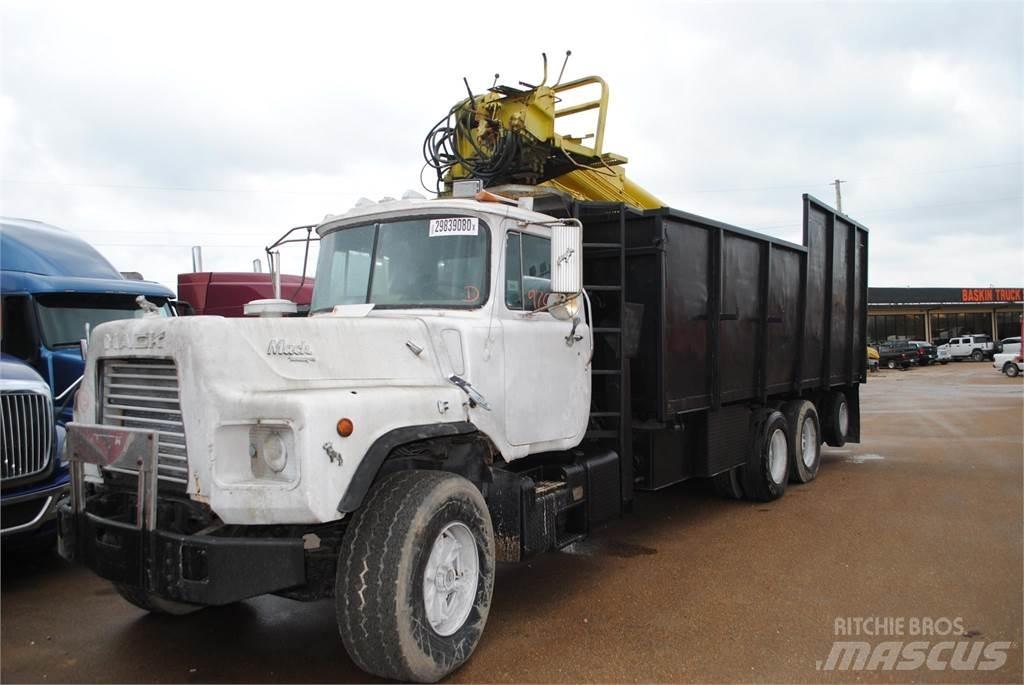 Mack DM690S Nosturiautot