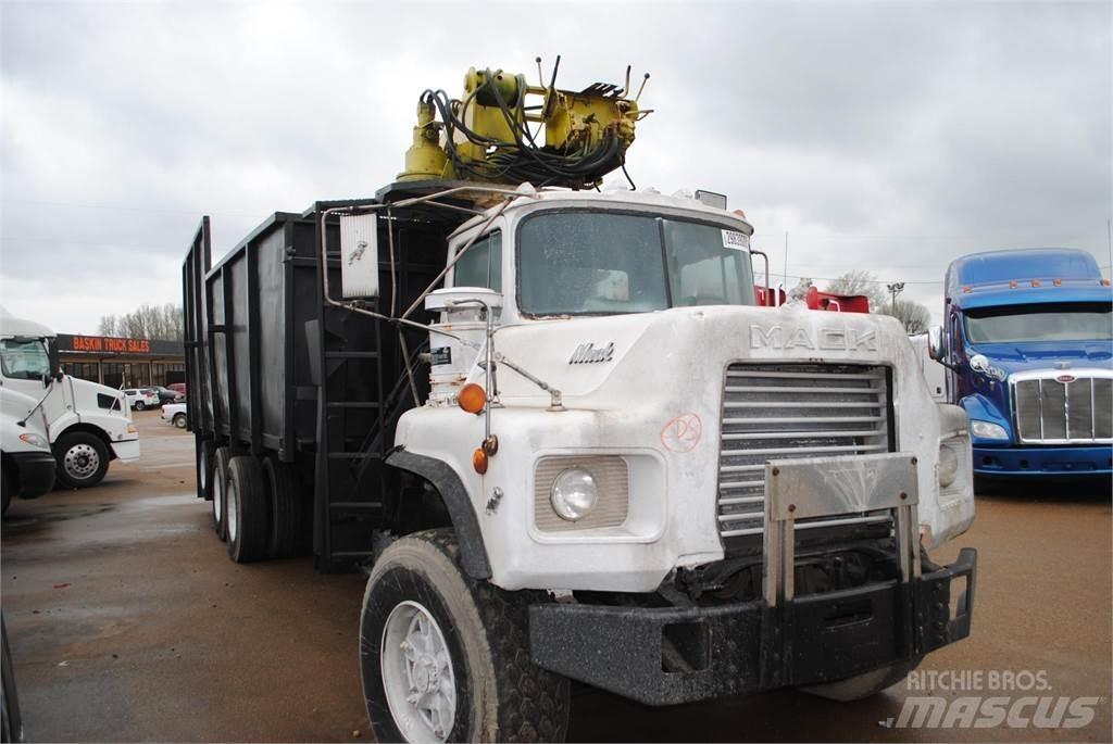 Mack DM690S Nosturiautot
