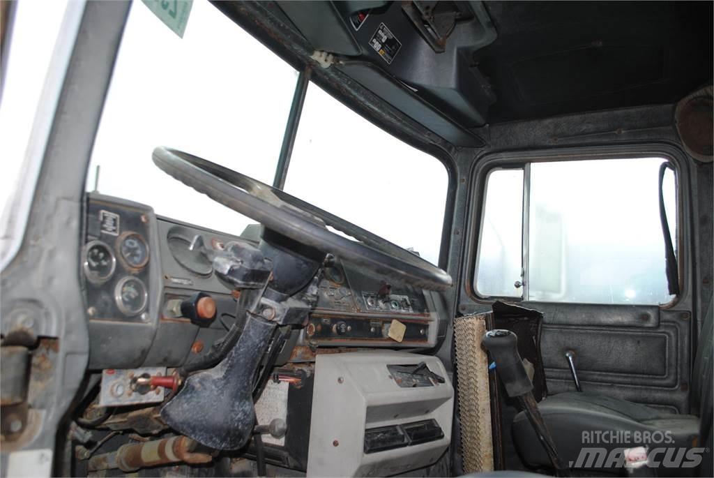 Mack DM690S Nosturiautot