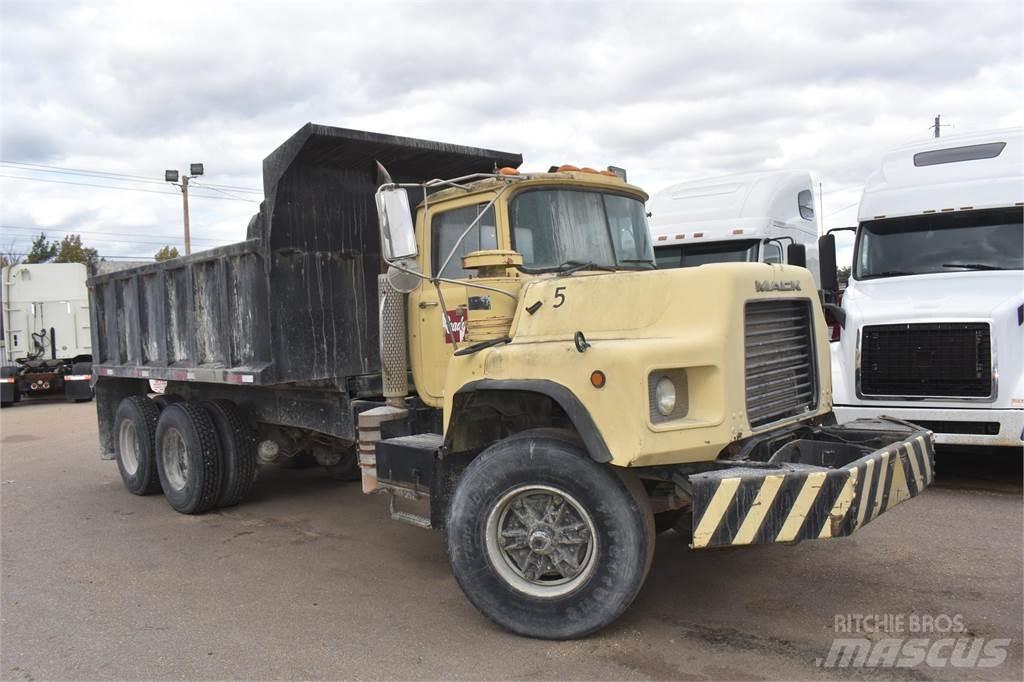 Mack DM690S Sora- ja kippiautot
