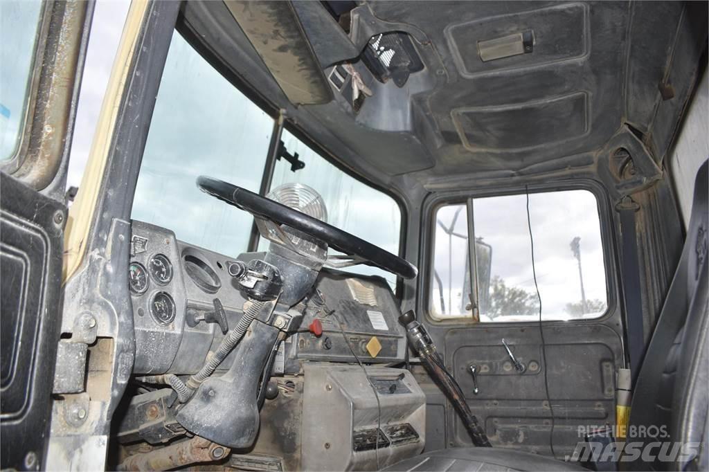 Mack DM690S Sora- ja kippiautot