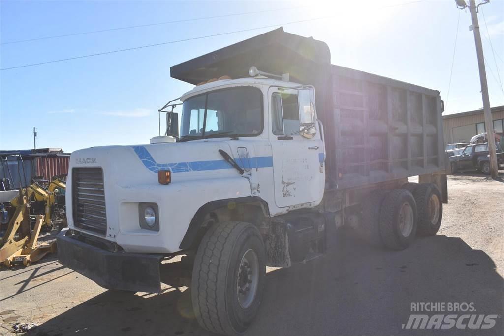 Mack DM690S Sora- ja kippiautot