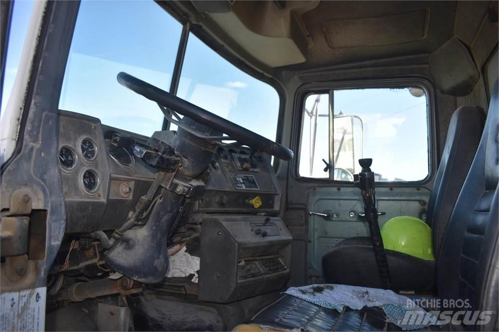 Mack DM690S Sora- ja kippiautot