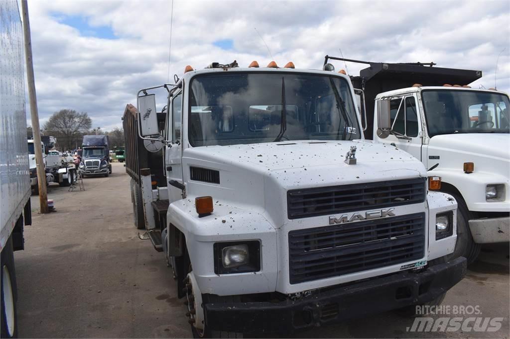 Mack MIDLINER CS300 Nosturiautot