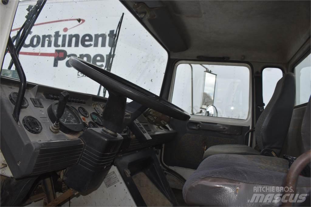 Mack MIDLINER CS300 Nosturiautot
