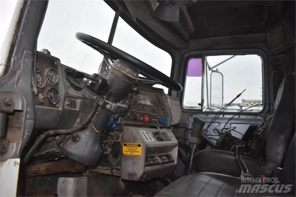 Mack RD688S Nosturiautot