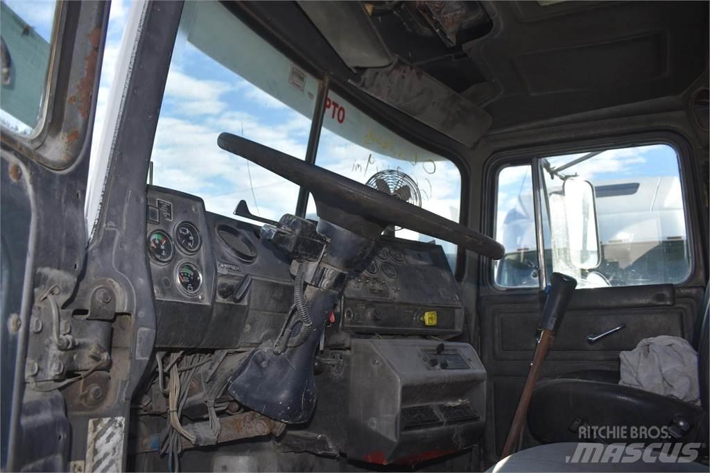 Mack RD688S Sora- ja kippiautot