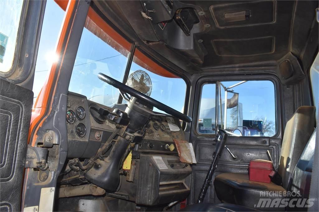 Mack RD688S Sora- ja kippiautot