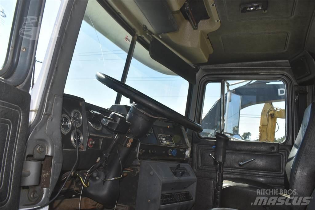Mack RD690S Sora- ja kippiautot
