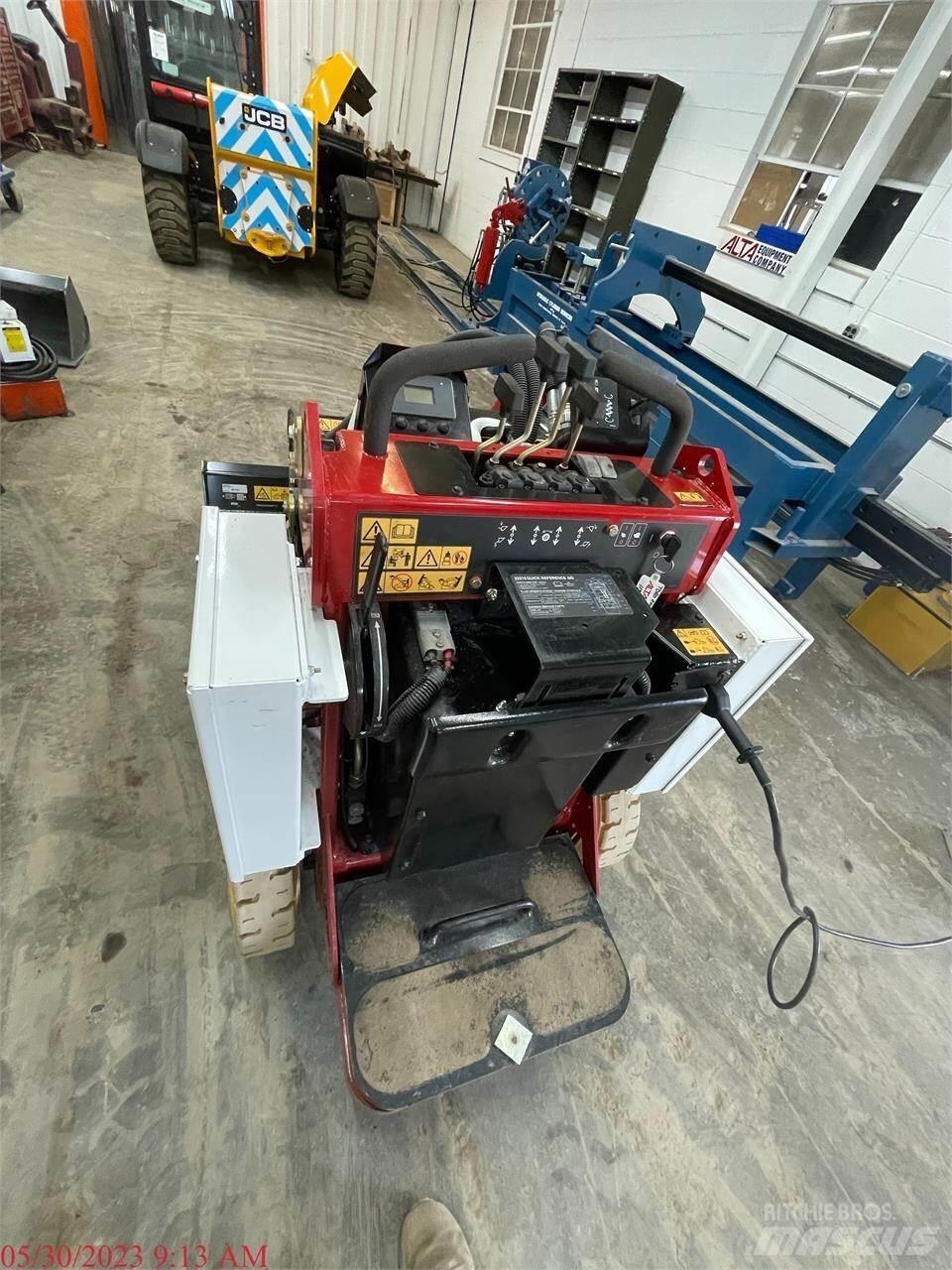 Toro E-DINGO 500 Liukuohjatut kuormaajat