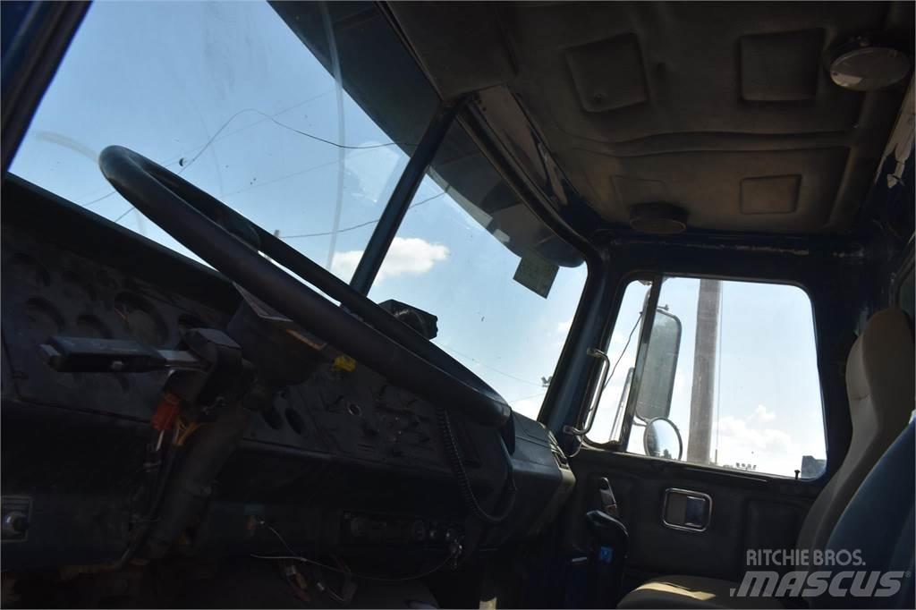 Volvo WG64T Sora- ja kippiautot