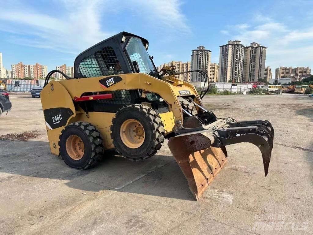 CAT 246 C Liukuohjatut kuormaajat