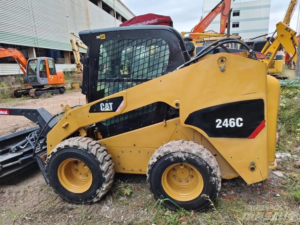 CAT 246C Liukuohjatut kuormaajat
