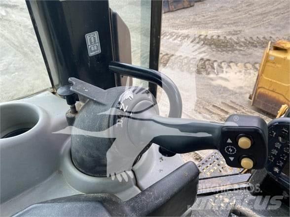 CAT D6N XL Telaketjupuskutraktorit
