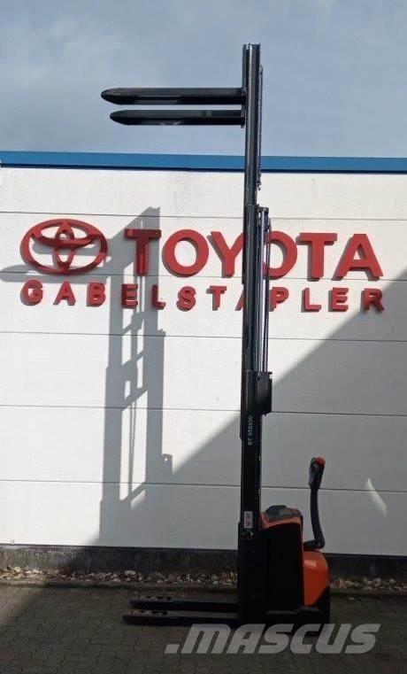 Toyota SWE120L Käyden ajettavat pinoamistrukit