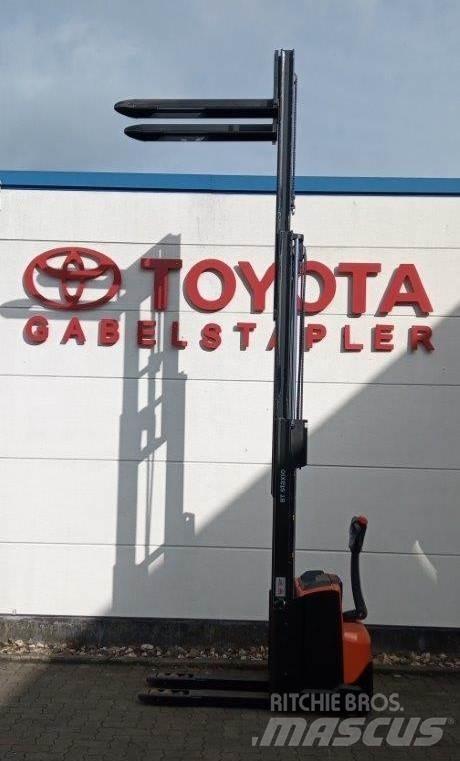 Toyota SWE120L Käyden ajettavat pinoamistrukit