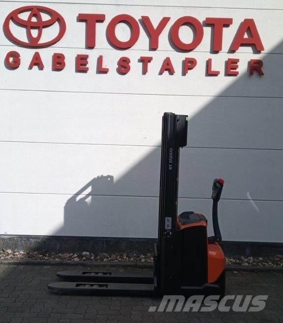 Toyota SWE120L Käyden ajettavat pinoamistrukit