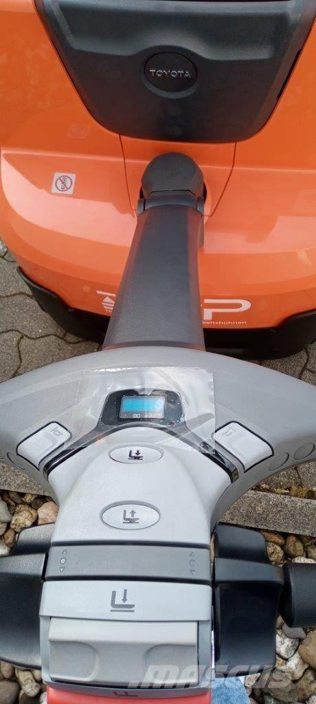 Toyota SWE120L Käyden ajettavat pinoamistrukit