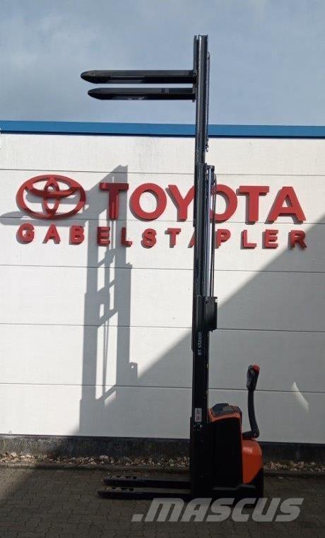 Toyota SWE120L Ajettavat pinoamisvaunut