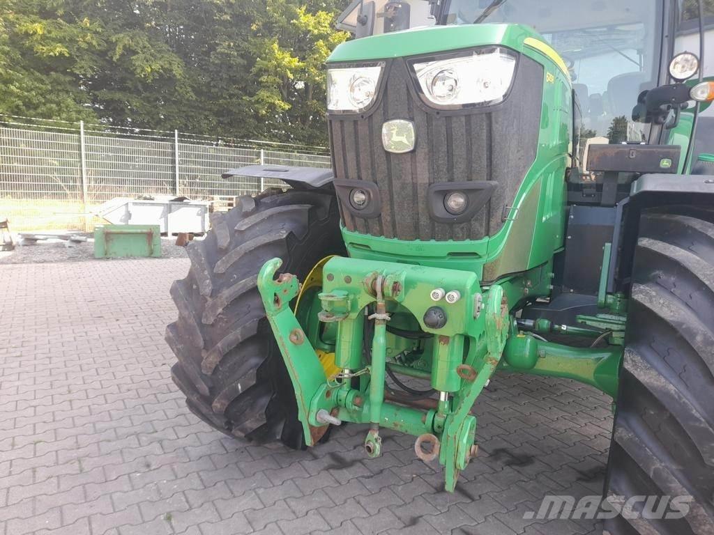 John Deere 6215R Traktorit