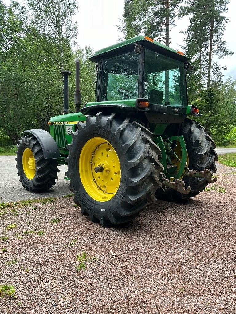 John Deere 4240 S Traktorit