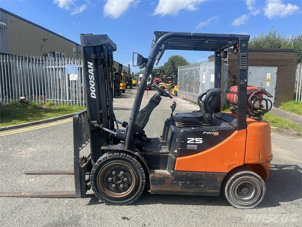 Doosan G25P-5 Nestekaasutrukit