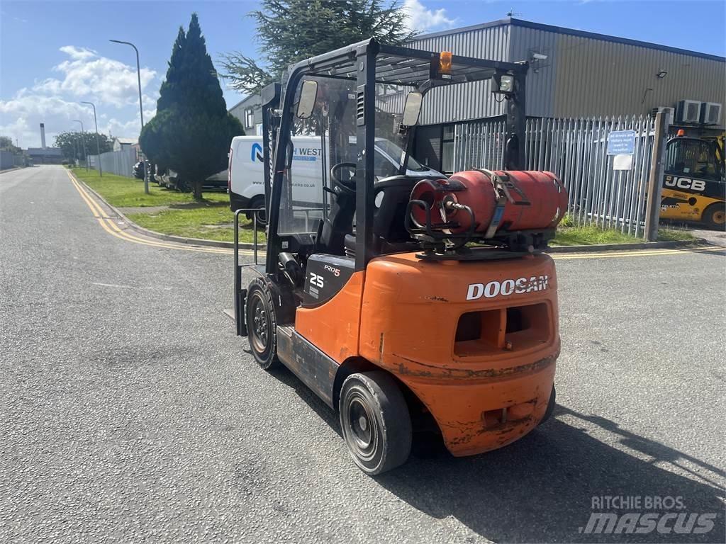 Doosan G25P-5 Nestekaasutrukit