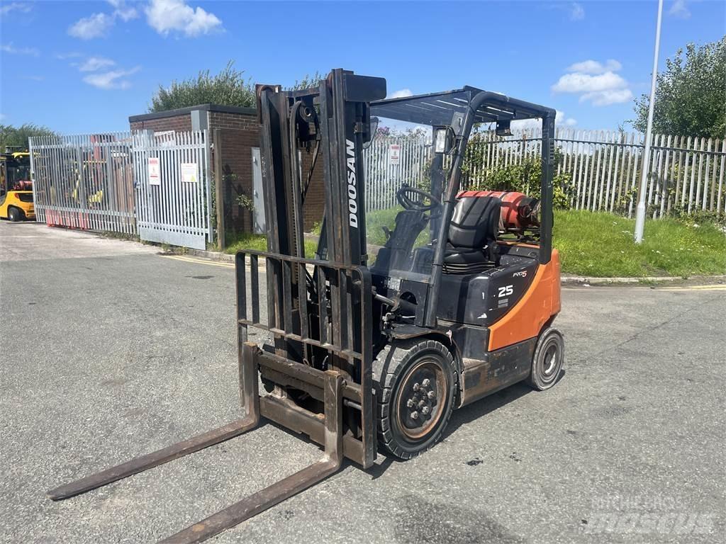 Doosan G25P-5 Nestekaasutrukit
