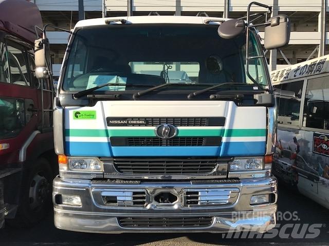UD KL-CK482BAT Vetopöytäautot