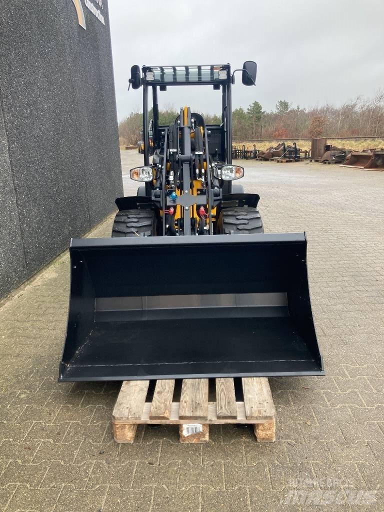 JCB 403 - Fabriksny Pienkuormaajat