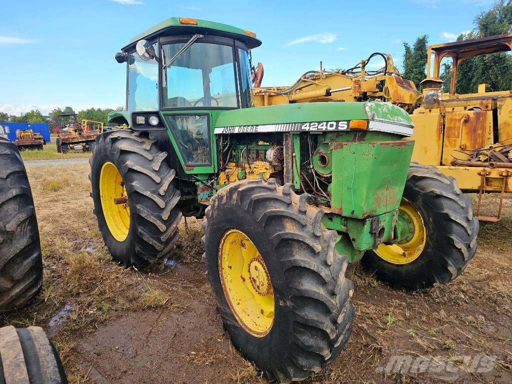 John Deere 4240 S Traktorit