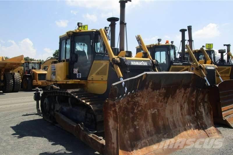 Komatsu D65 EX-16 Telaketjupuskutraktorit