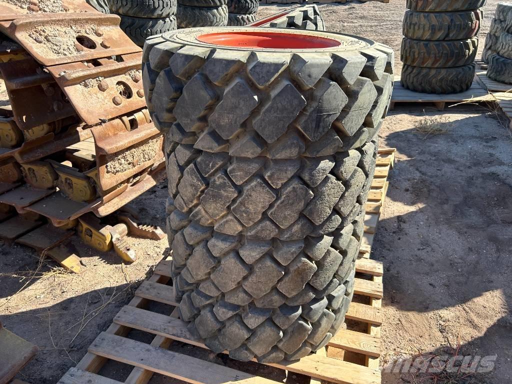 Bobcat 10x16.5 Tires Renkaat ja vanteet