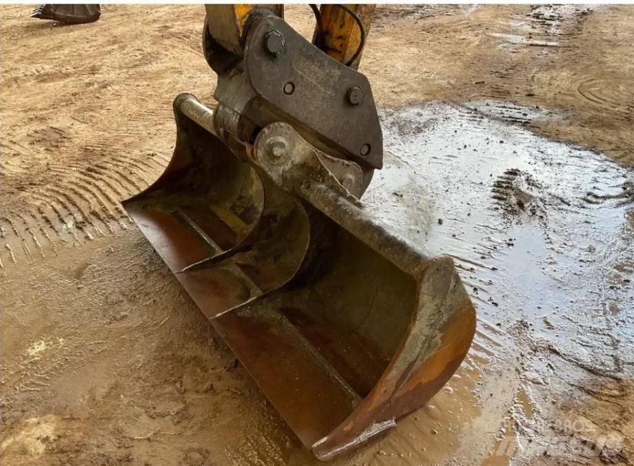 JCB JS 130 LC Telakaivukoneet