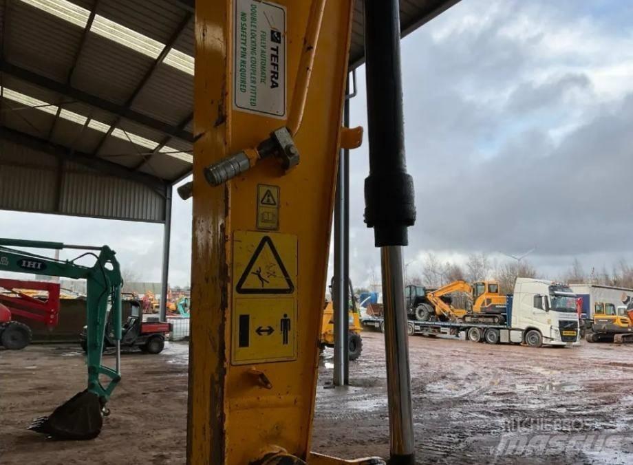 JCB JS 130 LC Telakaivukoneet
