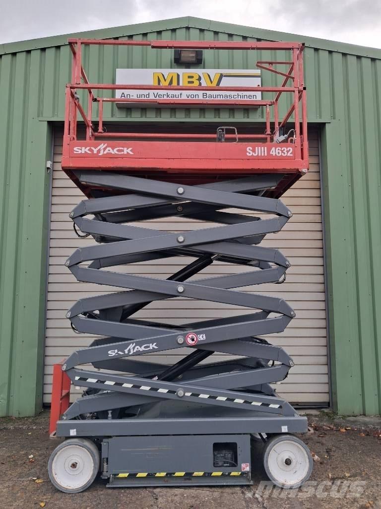 SkyJack SJ III 4632 Saksilavat