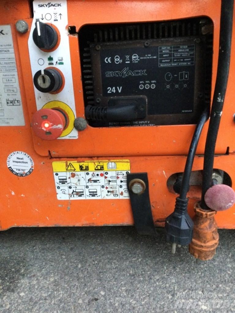 SkyJack SJ III 3219 Saksilavat