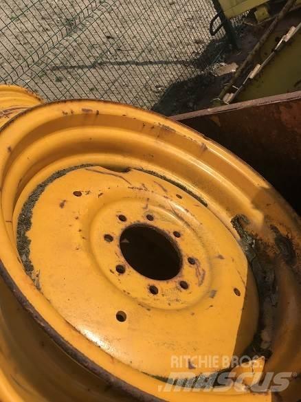  MASSEY REAR WHEEL Renkaat ja vanteet